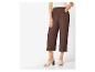 Culottes brunes et mules beige : style décontracté chic.