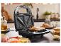 Un grille-pain noir avec un toast à l'intérieur