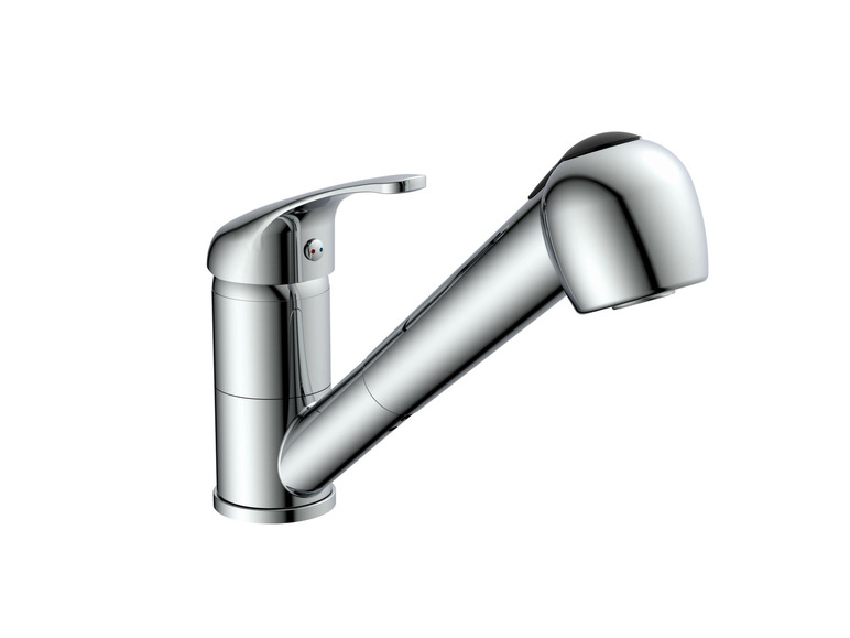Un robinet de cuisine chromé avec un pommeau de douche escamotable.