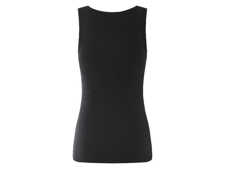Débardeur noir,  bas simple et élégant.