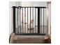 Barrière de sécurité pour bébé sur un escalier avec un bébé assis derrière.