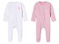 Deux pyjamas bébé, un blanc avec un nuage et un rose avec l'inscription 'Good Night'.