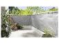 Brise-vue gris pour balcon, chaise pliante en bois.