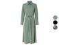 Une robe chemise verte avec des boutons et une ceinture.