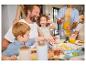 Famille prenant le petit-déjeuner avec crêpes et jus d'orange.
