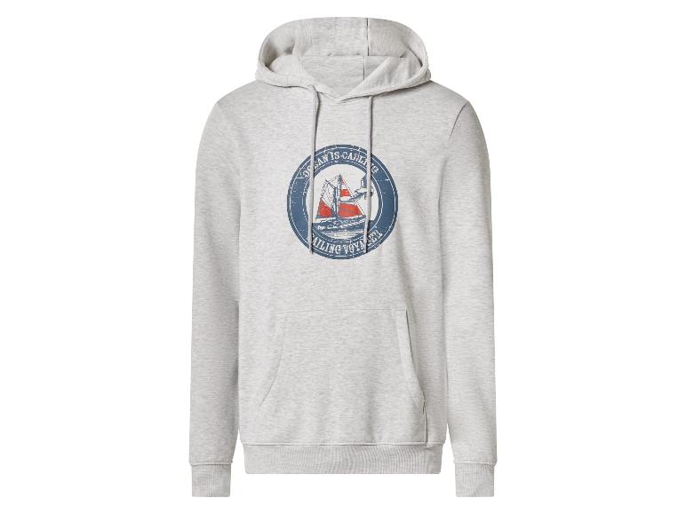 Sweat à capuche gris clair avec un motif de voilier et l'inscription 'OCEAN IS CALLING SAILING VOYAGER'.
