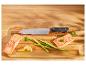 Saumon, asperges et couteau SilverCrest sur planche en bois.