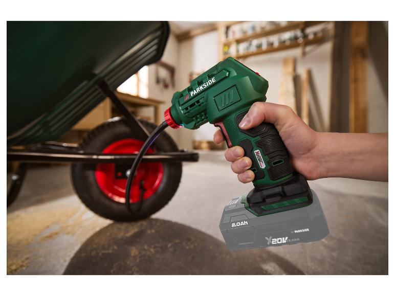 Pompe à air sans fil PARKSIDE 20 V gonflant un pneu de brouette