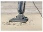 Un aspirateur qui aspire la saleté sur un tapis.