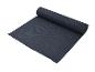 Un tapis de yoga bleu foncé, partiellement roulé.