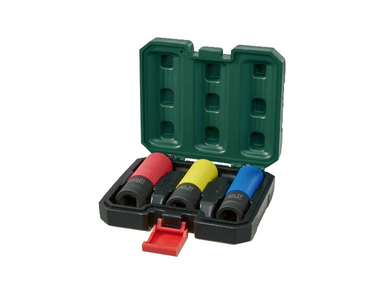 Jeu de douilles de roue colorées dans une boîte verte ouverte.