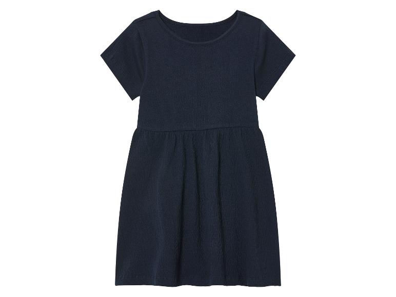 Une robe bleu marine à manches courtes.
