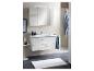 Salle de bain moderne avec lavabo blanc, armoire à pharmacie et tapis de bain.
