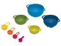 Un ensemble de bols, une passoire et des cuillères doseuses en différentes couleurs.