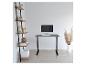 Bureau noir réglable en hauteur avec un ordinateur et une étagère en bois décorée.