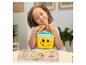 Une fillette tient un panier de pique-nique jaune en jouet avec de la pâte à modeler Play-Doh.