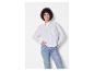 Une femme portant une chemise blanche et un jean.