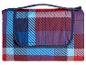 Couverture de pique-nique à carreaux rouges et bleus.