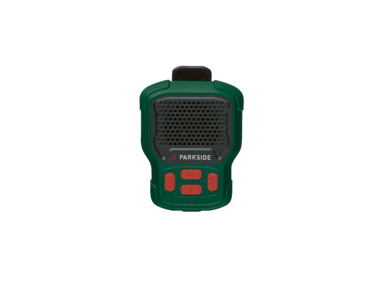 Un haut-parleur portable Parkside vert avec des boutons pour le volume, Bluetooth et l'activation/désactivation.