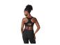 Femme de dos en brassière de sport noire et leggings.