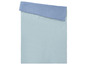 Une couette bleu clair avec une taie d'oreiller bleu foncé