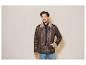 Homme portant une veste en cuir marron avec doublure en fourrure