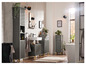 Salle de bain avec une armoire grise, un lavabo et une baignoire.