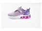 Chaussures de sport violettes avec lumières LED.