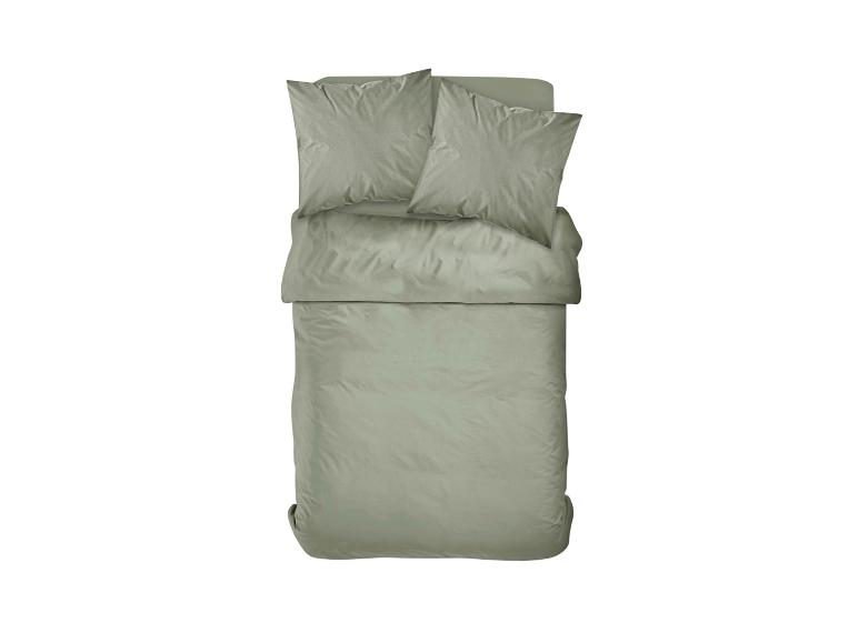 Une couette de couleur vert clair avec deux taies d'oreiller.