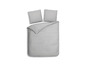 Une housse de couette grise avec un motif en zigzag, deux oreillers assortis.