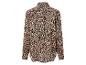 Une chemise beige à imprimé léopard.