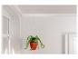 Une plante verte dans un pot rouge suspendu au plafond avec une chaîne.