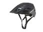 Un casque de vélo noir avec visière.