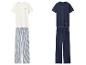 Deux ensembles de pyjamas: un blanc à rayures bleues, l'autre bleu marine.
