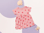 Une robe rose à imprimé coquillages pour bébés.
