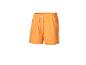 Short de bain orange avec cordon de serrage blanc.