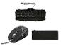 Clavier de jeu noir, souris et tapis de souris sur fond blanc.