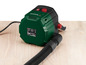 Un aspirateur Parkside vert avec un tuyau sur une surface en bois.