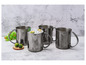 Quatre tasses en métal avec des poignées pour servir des boissons froides.