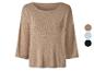 Pull tricoté beige à manches trois quarts avec des détails blancs.