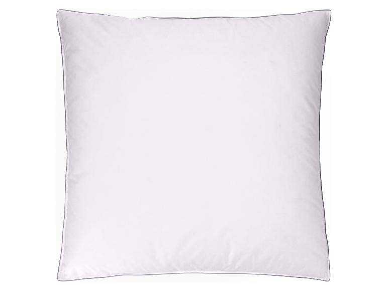 Oreiller blanc avec passepoil gris.