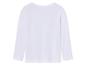 Un t-shirt blanc à manches longues.
