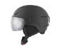 Casque de ski noir avec visière intégrée et boucle de jugulaire.