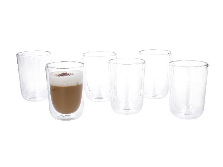Six verres à double paroi, dont un avec du café et de la mousse.