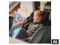 Enfant dans le siège auto BABYGO Freemove I-Size, attaché par sa mère. [image générée par l'IA]