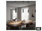 Trois suspensions LED sans fil noires BRILONER au-dessus d'une table en bois. [image générée par l'IA]