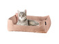 Un chat gris dans un lit pour chien beige de la marque Rundstedt.