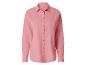 Chemise rose à manches longues pour femme avec boutons en bois.