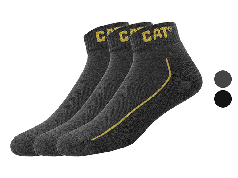Trois paires de chaussettes CAT avec des accents jaunes.