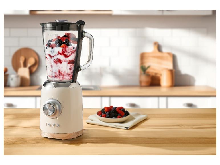 Blender vintage 1973 avec smoothie aux fruits rouges dans une cuisine.